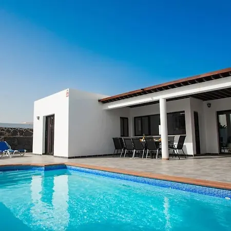 Casa Marlay Spacious, Heated Pool, Bbq & Fast Wi-fi Only 15 Minutes Walk To Town Ferienhaus Playa Blanca (Lanzarote)