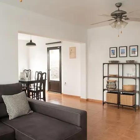 Casa Marlay Spacious, Heated Pool, Bbq & Fast Wi-fi Only 15 Minutes Walk To Town Ferienhaus Playa Blanca (Lanzarote)
