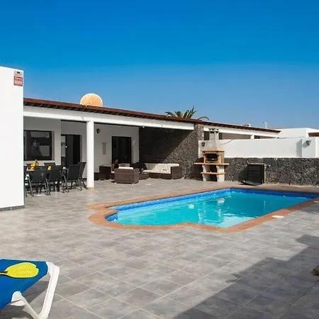 Casa Marlay Spacious, Heated Pool, Bbq & Fast Wi-fi Only 15 Minutes Walk To Town Ferienhaus