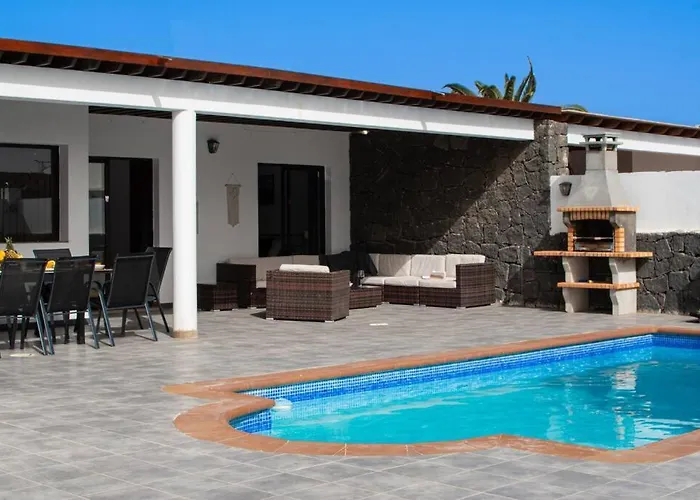 Casa Marlay Spacious, Heated Pool, Bbq & Fast Wi-fi Only 15 Minutes Walk To Town Casa vacanze *