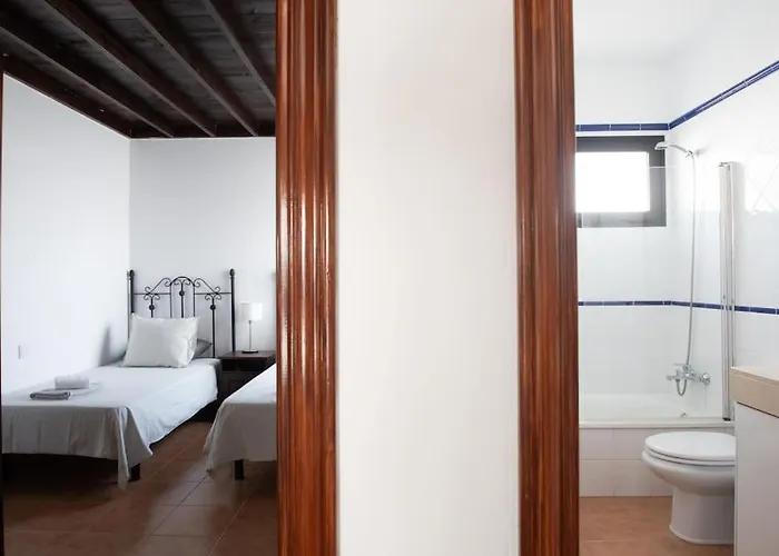 Casa Marlay Spacious, Heated Pool, Bbq & Fast Wi-fi Only 15 Minutes Walk To Town Playa Blanca (Lanzarote)