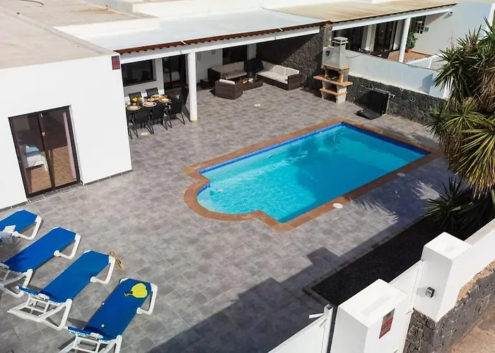 Casa Marlay Spacious, Heated Pool, Bbq & Fast Wi-fi Only 15 Minutes Walk To Town Casa vacanze Playa Blanca (Lanzarote)