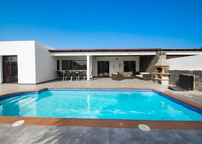 Casa vacanze Casa Marlay Spacious, Heated Pool, Bbq & Fast Wi-fi Only 15 Minutes Walk To Town