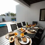 Dom wakacyjny Casa Marlay Spacious, Heated Pool, Bbq & Fast Wi-fi Only 15 Minutes Walk To Town Playa Blanca (Lanzarote)