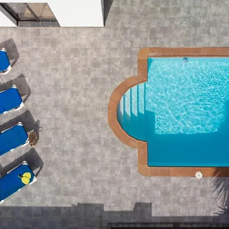 度假居 Casa Marlay Spacious, Heated Pool, Bbq & Fast Wi-fi Only 15 Minutes Walk To Town 普拉亚布兰卡