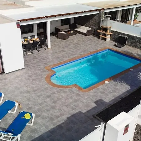 Casa Marlay Spacious, Heated Pool, Bbq & Fast Wi-fi Only 15 Minutes Walk To Town Feriehus Playa Blanca (Lanzarote)
