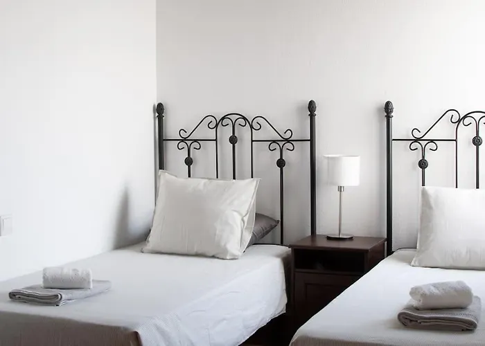 Feriehus Casa Marlay Spacious, Heated Pool, Bbq & Fast Wi-fi Only 15 Minutes Walk To Town