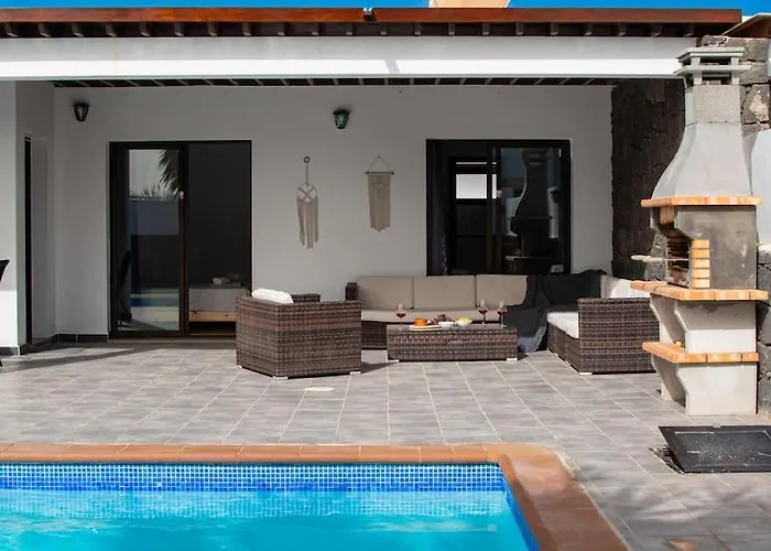 Casa Marlay Spacious, Heated Pool, Bbq & Fast Wi-fi Only 15 Minutes Walk To Town * Playa Blanca (Lanzarote)