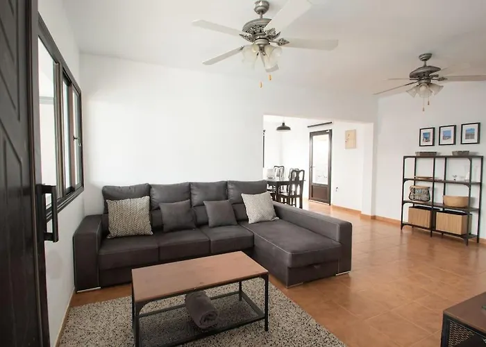 Σπίτι διακοπών Casa Marlay Spacious, Heated Pool, Bbq & Fast Wi-fi Only 15 Minutes Walk To Town *