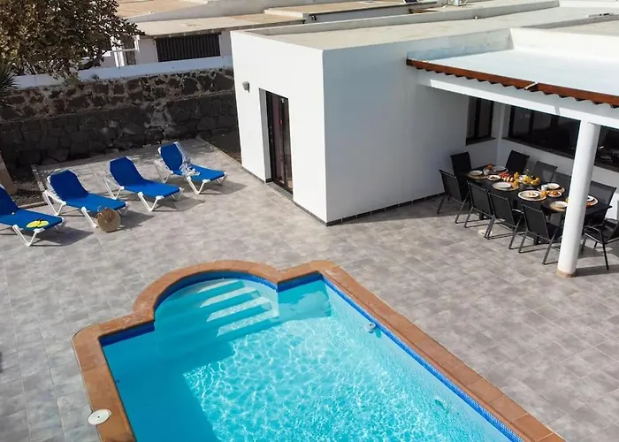 Feriehus Casa Marlay Spacious, Heated Pool, Bbq & Fast Wi-fi Only 15 Minutes Walk To Town Playa Blanca (Lanzarote)