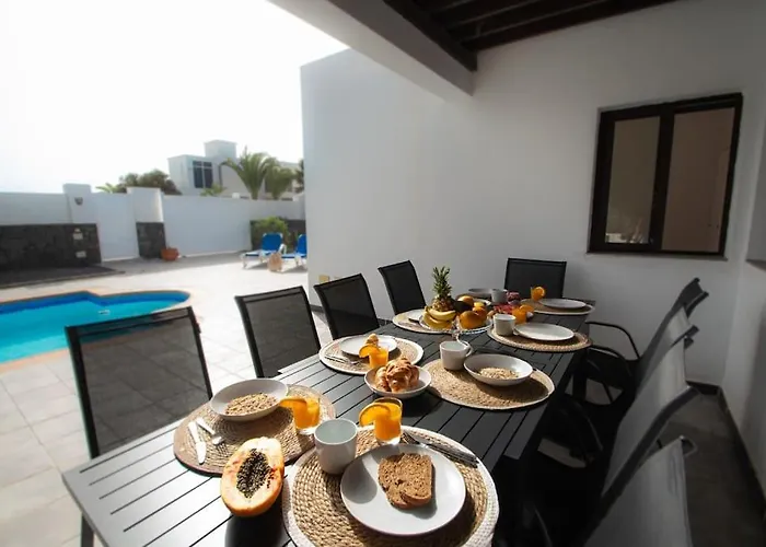 Σπίτι διακοπών Casa Marlay Spacious, Heated Pool, Bbq & Fast Wi-fi Only 15 Minutes Walk To Town Πλάγια Μπλάνκα