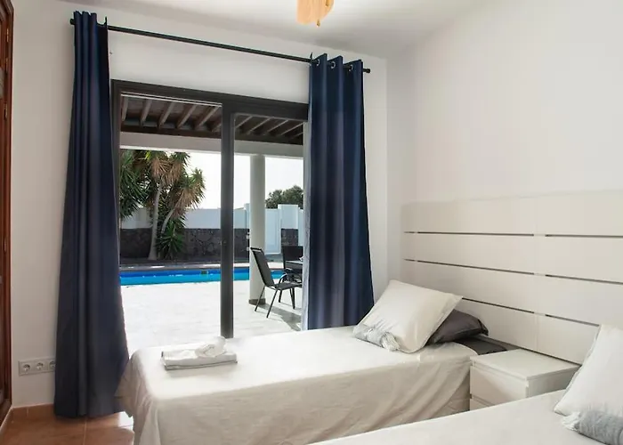 Casa Marlay Spacious, Heated Pool, Bbq & Fast Wi-fi Only 15 Minutes Walk To Town Feriehus Playa Blanca (Lanzarote)