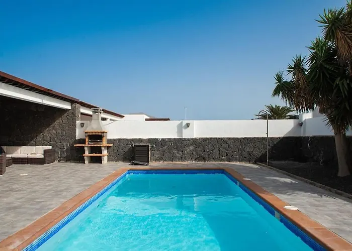 Casa Marlay Spacious, Heated Pool, Bbq & Fast Wi-fi Only 15 Minutes Walk To Town *