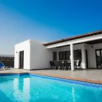 Casa Marlay Spacious, Heated Pool, Bbq & Fast Wi-fi Only 15 Minutes Walk To Town Prázdninový dům Playa Blanca (Lanzarote)