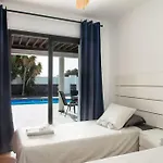 Casa Marlay Spacious, Heated Pool, Bbq & Fast Wi-fi Only 15 Minutes Walk To Town Prázdninový dům Playa Blanca (Lanzarote)