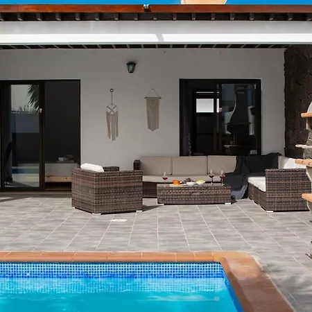 Casa Marlay Spacious, Heated Pool, Bbq & Fast Wi-fi Only 15 Minutes Walk To Town * Playa Blanca (Lanzarote)