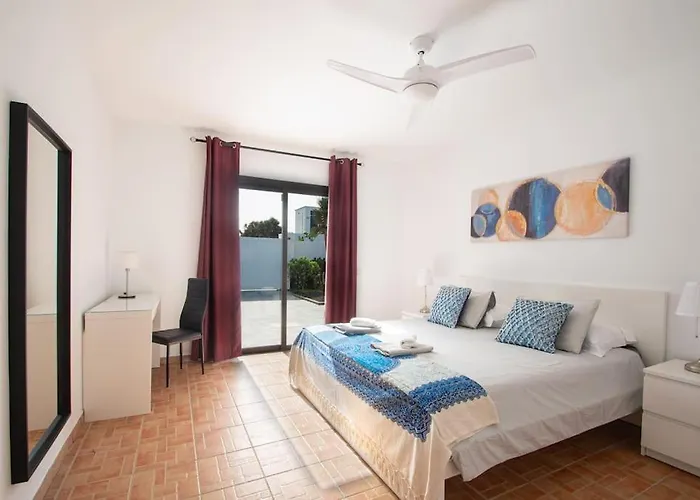 Casa Marlay Spacious, Heated Pool, Bbq & Fast Wi-fi Only 15 Minutes Walk To Town בית נופש