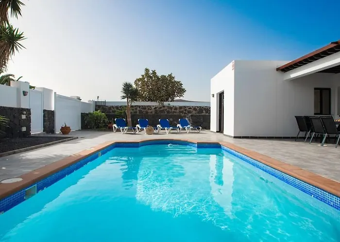 Casa Marlay Spacious, Heated Pool, Bbq & Fast Wi-fi Only 15 Minutes Walk To Town Playa Blanca (Lanzarote)