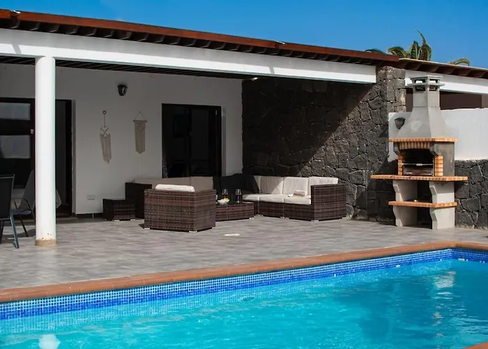Holiday home Casa Marlay Spacious, Heated Pool, Bbq & Fast Wi-fi Only 15 Minutes Walk To Town