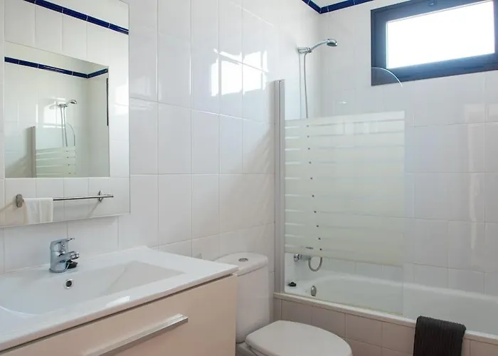 Casa Marlay Spacious, Heated Pool, Bbq & Fast Wi-fi Only 15 Minutes Walk To Town Playa Blanca (Lanzarote)