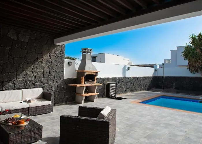 Casa Marlay Spacious, Heated Pool, Bbq & Fast Wi-fi Only 15 Minutes Walk To Town בית נופש